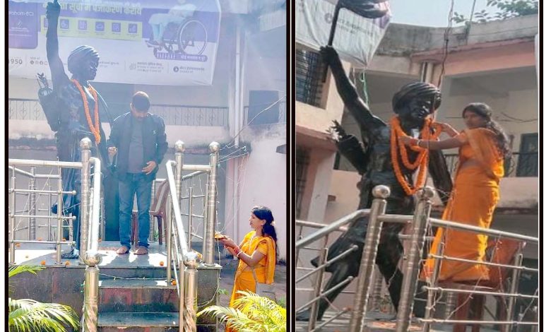 माल्यापर्ण करते लोग