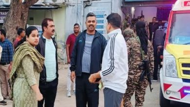 अस्‍पताल पहुंचे पुलिस अधिकारी