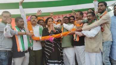 कल्‍पना सोरेन का स्‍वागत करते लोग