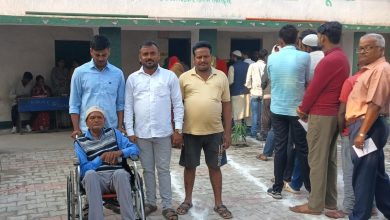 मतदान केंद्र में दिव्‍यांग मतदाता