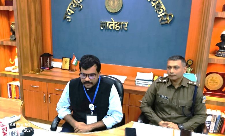 प्रेस वार्ता में डीसी व एसपी