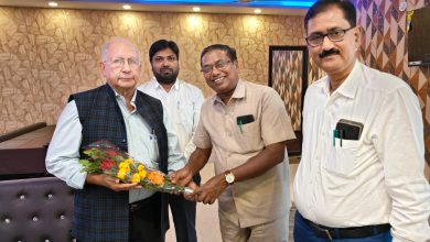 बुके भेंट करते लोग