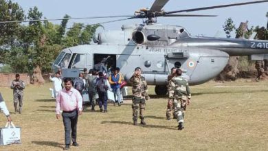 हेलिकाप्‍टर से वापस लौटते मतदान कर्मी