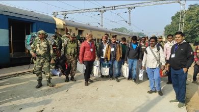 रेलवे स्‍टेशन में मतदानकर्मी