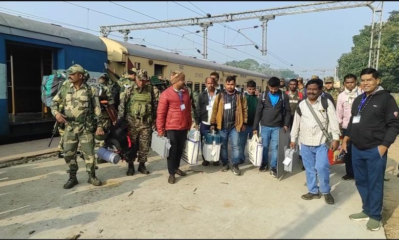 रेलवे स्टेशन में मतदानकर्मी