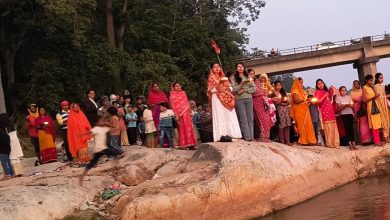 गंगा आरती करते लोग