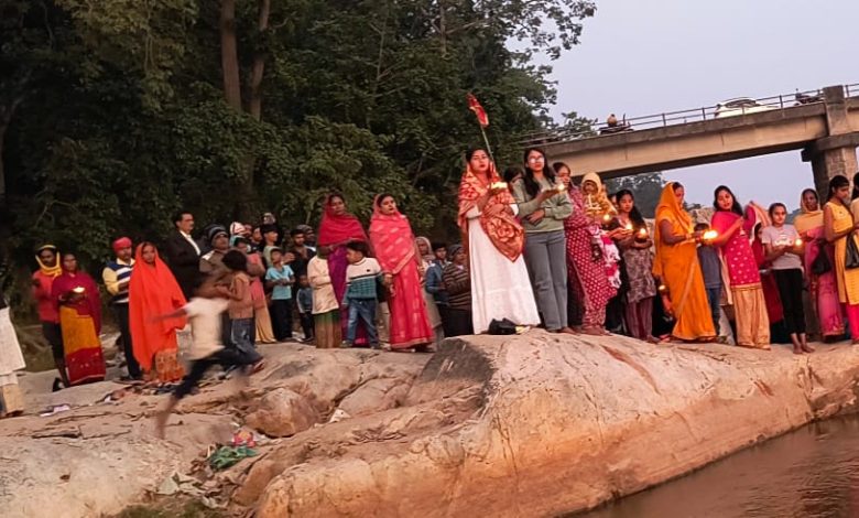 गंगा आरती करते लोग