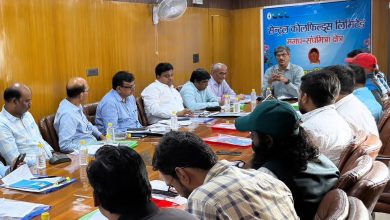 बैठक में लोग