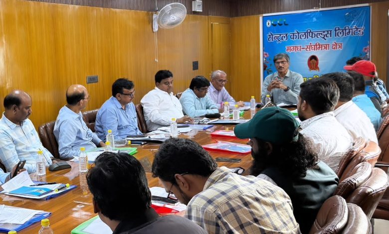 बैठक में लोग