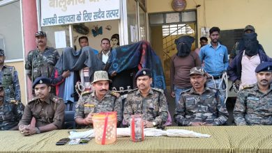 जानकारी देते अधिकारी