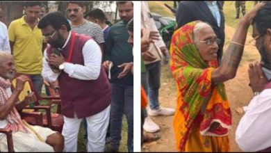 आर्शिवाद लेते बैद्यनाथ राम