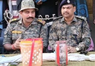 जानकारी देते अधिकारी