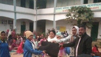 कंबल वितरित करते लोग