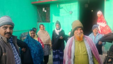 कंबल वितरित करते असगर खान