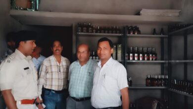 बरवाडीह के दुकान मे उत्‍पाद अधीक्षक व अन्‍य