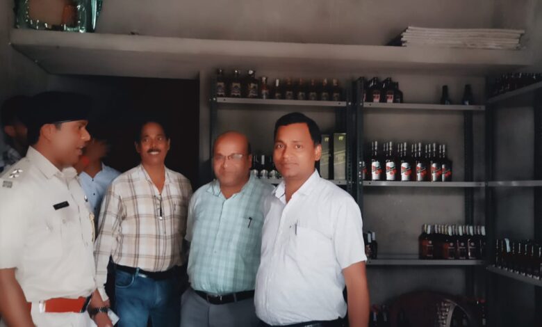 बरवाडीह के दुकान मे उत्पाद अधीक्षक व अन्य