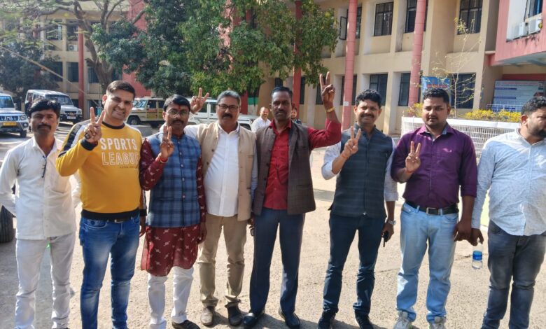 अपने समर्थकों के साथ अध्‍यक्ष पद के प्रत्‍याशी महेश सिंह